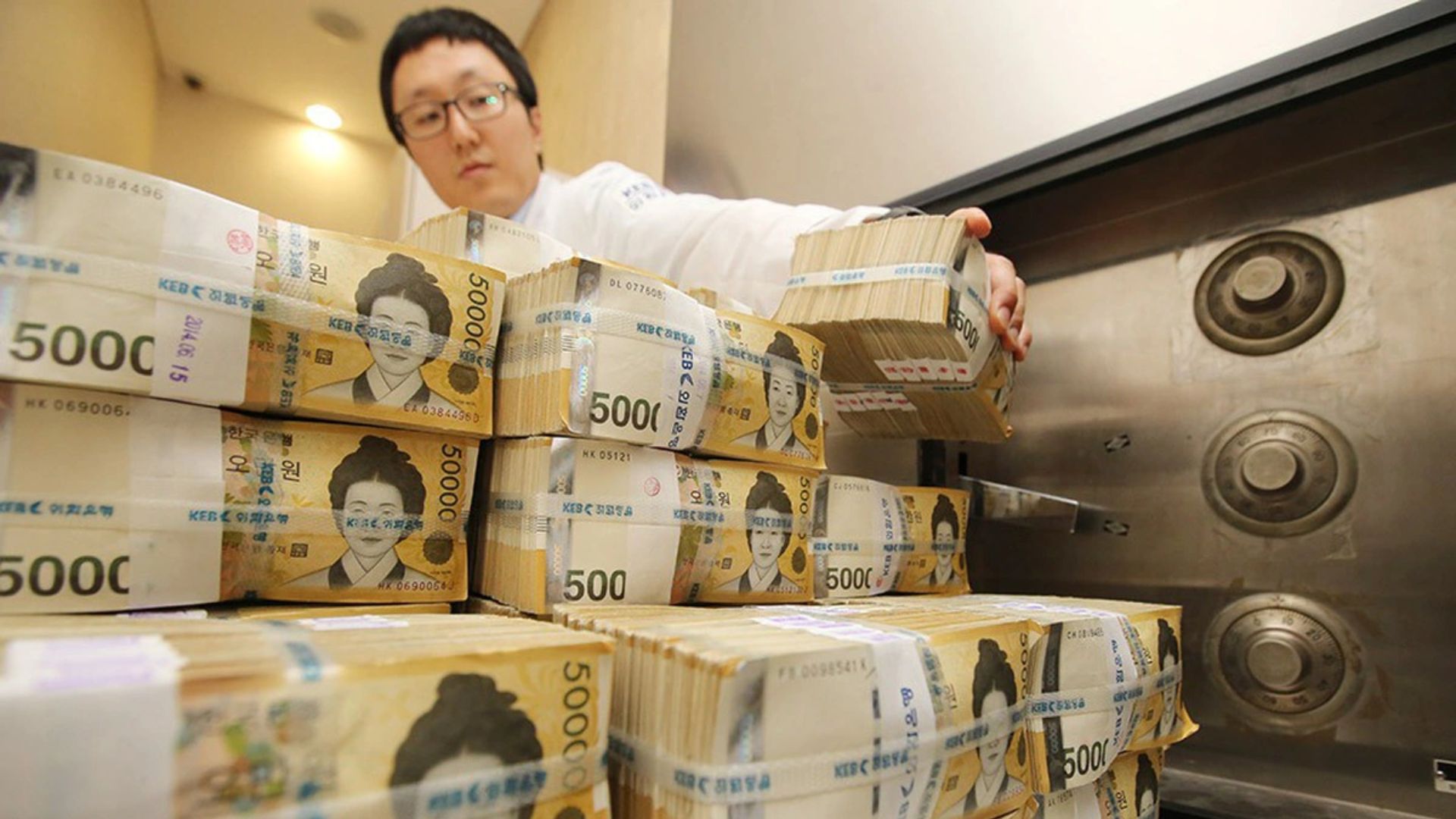Thiết quân luật của Tổng thống Yoon Suk Yeol đã khiến đồng Won mất giá chóng mặt