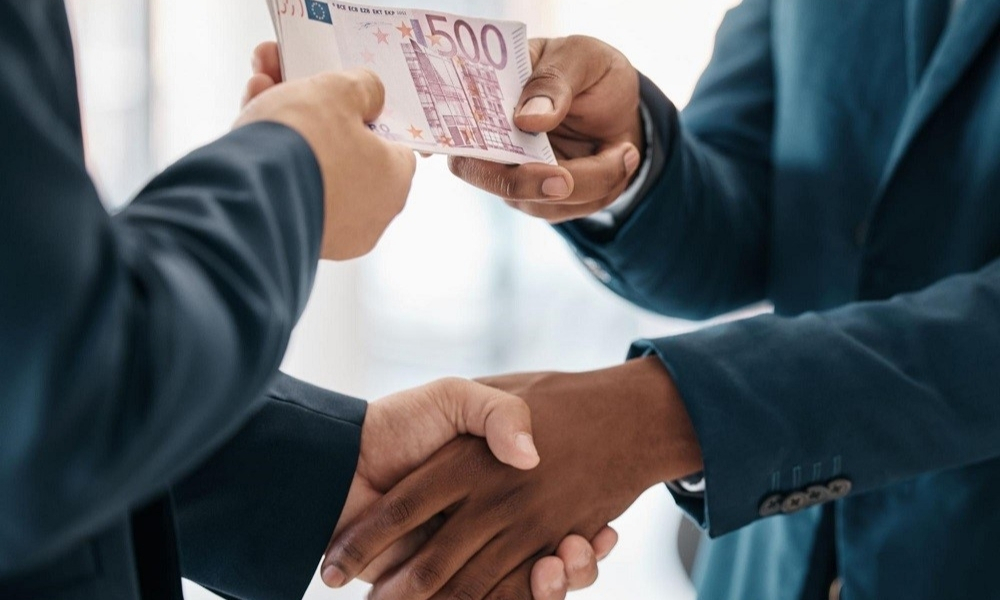 Hợp đồng hoán đổi (swap) trong Forex là một công cụ tài chính phức tạp, mang lại cả lợi ích và rủi ro cho nhà giao dịch.