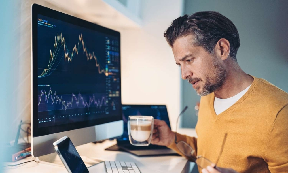 Độ nhiễu trong thị trường Forex (những biến động giá ngắn hạn, ngẫu nhiên) không xuất phát từ một nguyên nhân duy nhất mà là kết quả tổng hợp của nhiều yếu tố