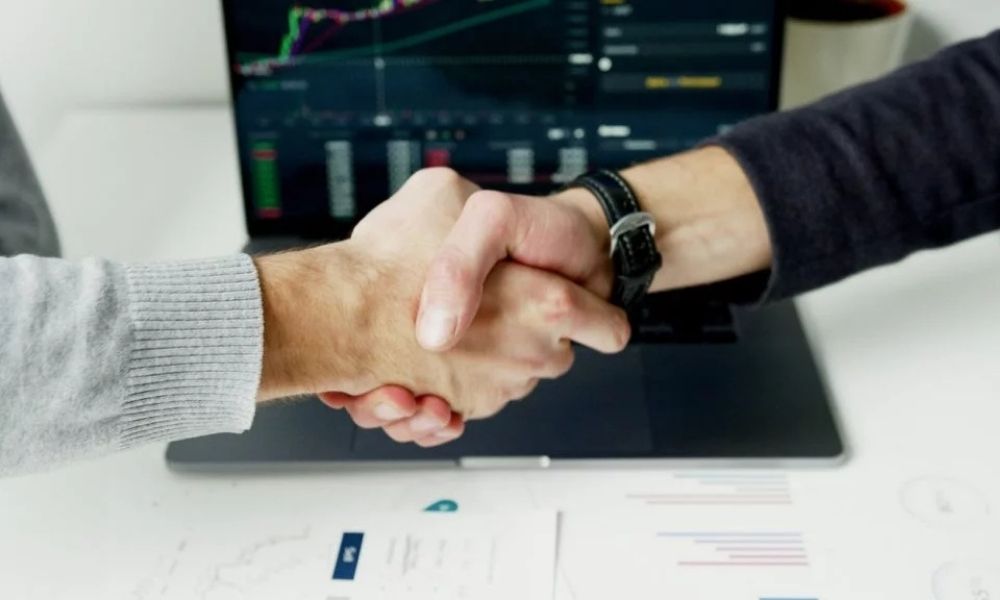 Phân biệt giữa Dealers và Brokers