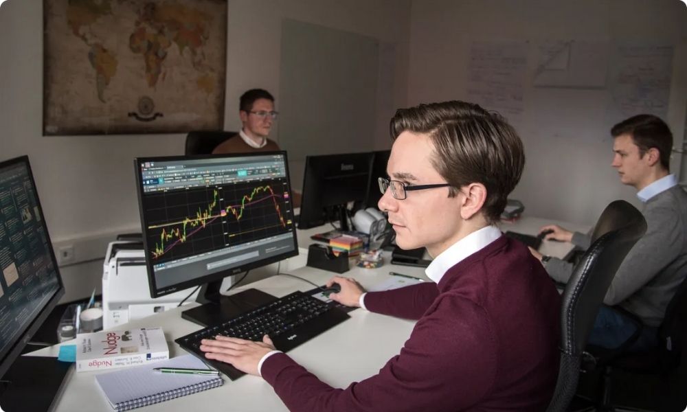 Đặc điểm Commercial Account: Mục đích chính là hedging (phòng ngừa rủi ro tỷ giá), khối lượng giao dịch lớn và tầm nhìn dài hạn.